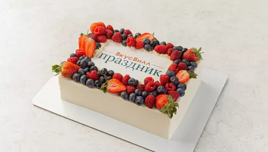 Корпоративный торт с ягодами