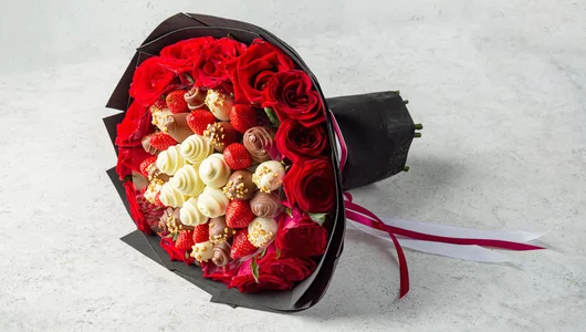 Букет Престиж из клубники в шоколаде с цветами (красные розы)